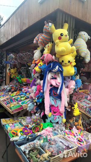 Продавец игрушек киоск