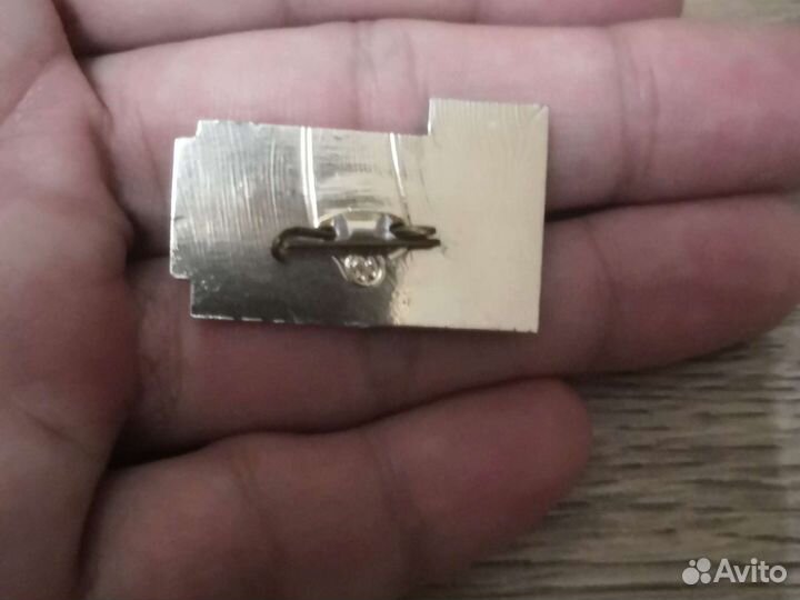 Значок (с камнем) 3й съезд акушеров - гинекологов