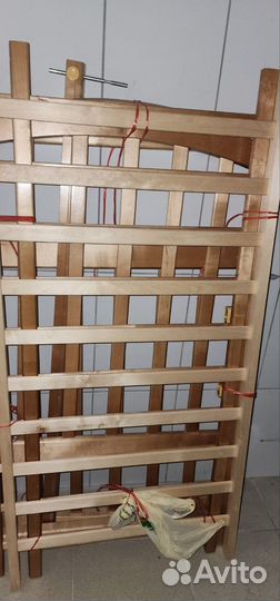 Детская кроватка с маятником