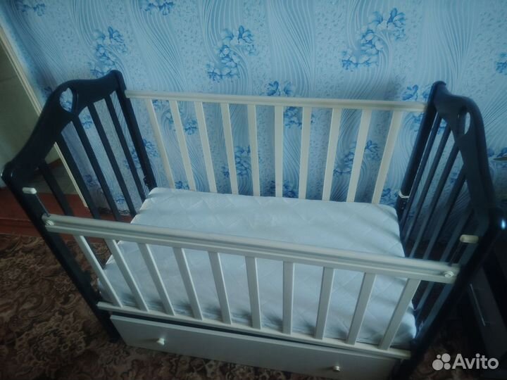 Детская кроватка с маятником и ящиком