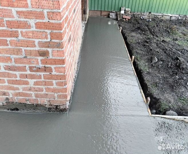 Заливаем отмостки и тропинки, строительная бригада