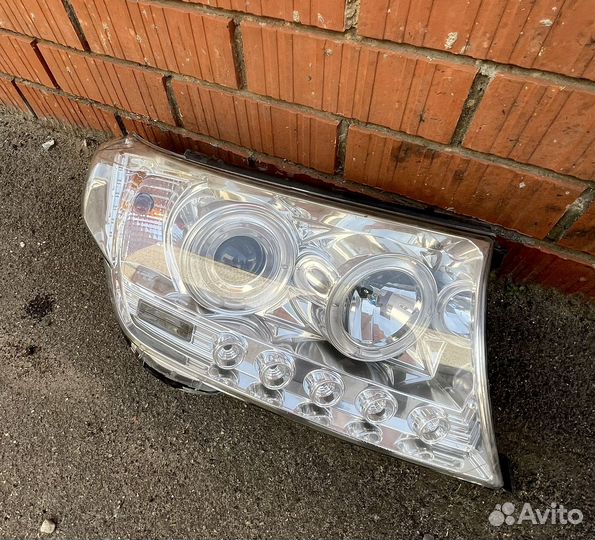 Фара правая Toyota Land Cruiser 200