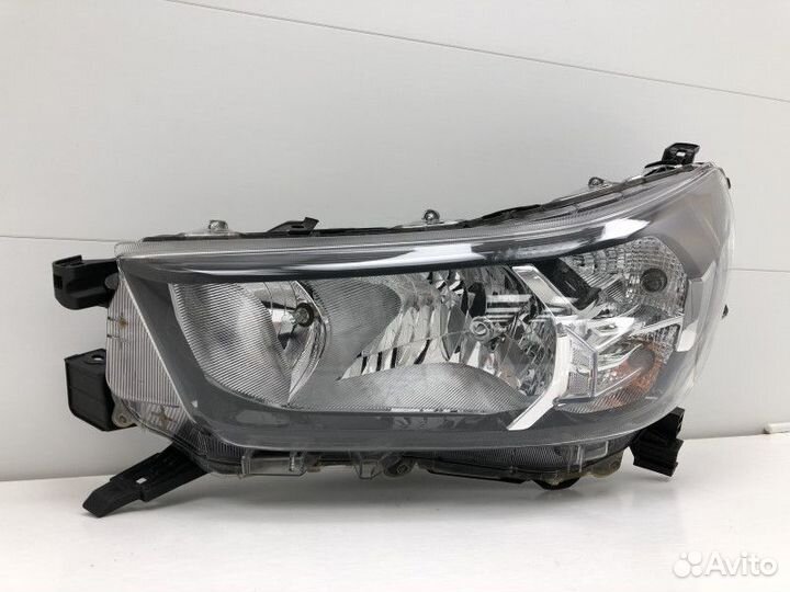 Фара левая Toyota Hilux 8