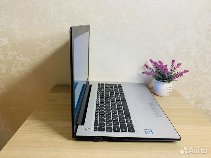 Тонкий, современный ноутбук