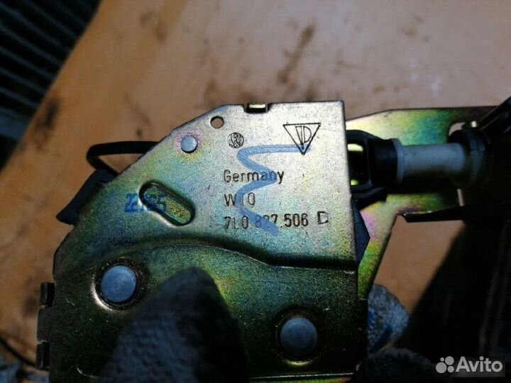 Замок стекла багажника Porsche Cayenne 955