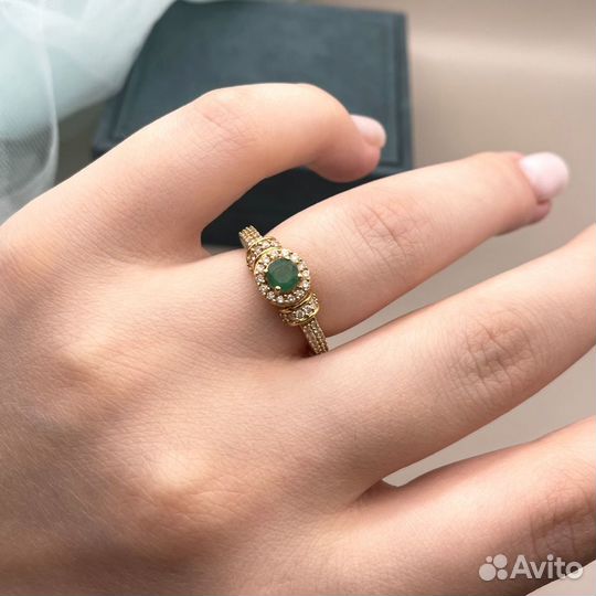 Золотое кольцо с изумрудами и бриллиантами 0.32 ct