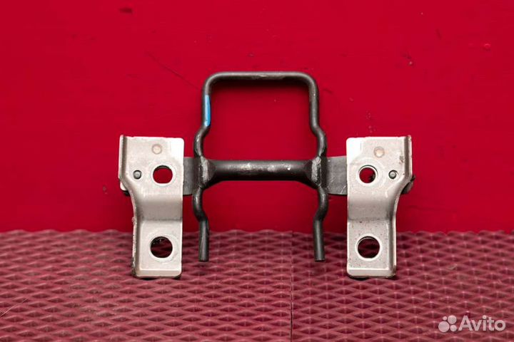 Кронштейн сидения правый Toyota Land Cruiser 200