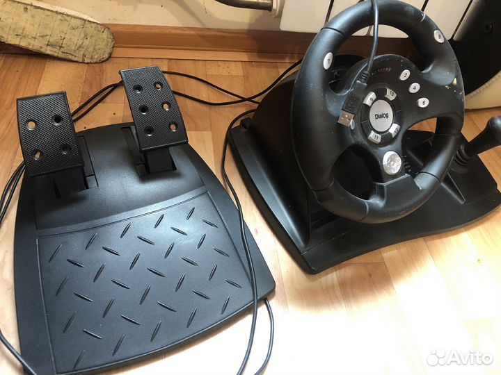 Игровой руль с педалями