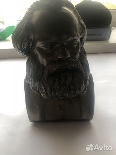 Статуэтка карла маркса