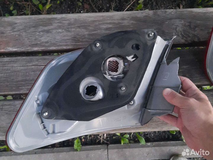 Левый задний фонарь на toyota camry 50