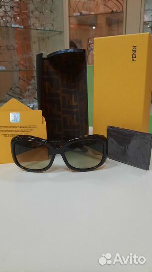 Солнцезащитные очки женские брендовые