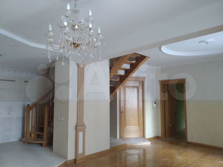 Пл. 270 м², (2 этажа) первая линия, центр, отд. вх