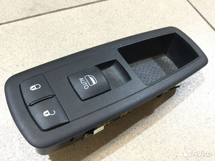 Кнопка стеклоподъемника правая Гранд Чероки с 2010