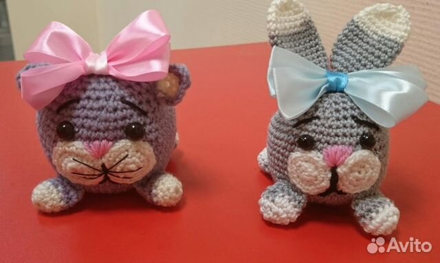 Вязаные игрушки ручной работы котик и зайка