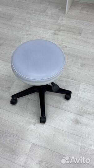 Стул для мастера педикюра, маникюра лешмейкера