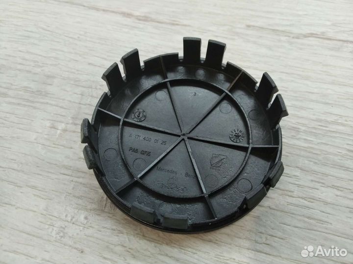 Колесные колпачки Mercedes с черной окантовкой