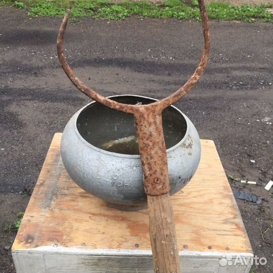 Старинный чугунок и ухват