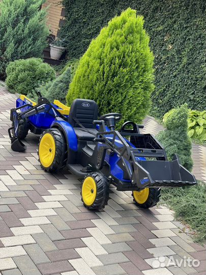 Электромобиль синий трактор