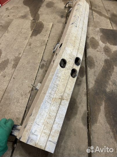 Усилитель переднего бампера Toyota LC 200