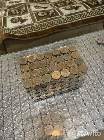 Маленький сундучок из монет номиналом 10 копеек