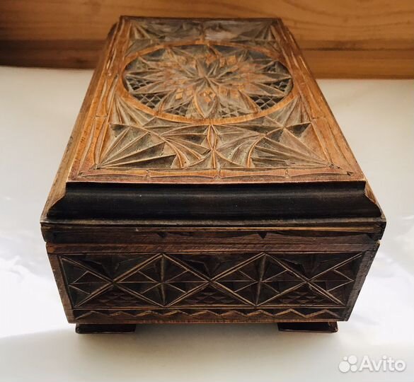 Шкатулка резная из дерева
