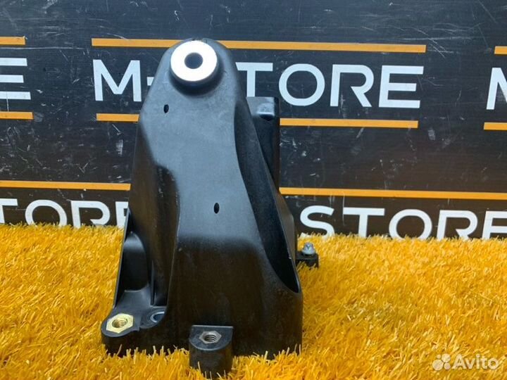 Кронштейн подушки двигателя левый Mercedes-Benz