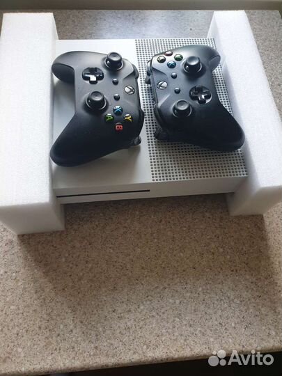 Xbox One s 1tb 2 Геймпады