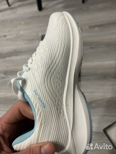 Женская спортивная обувь