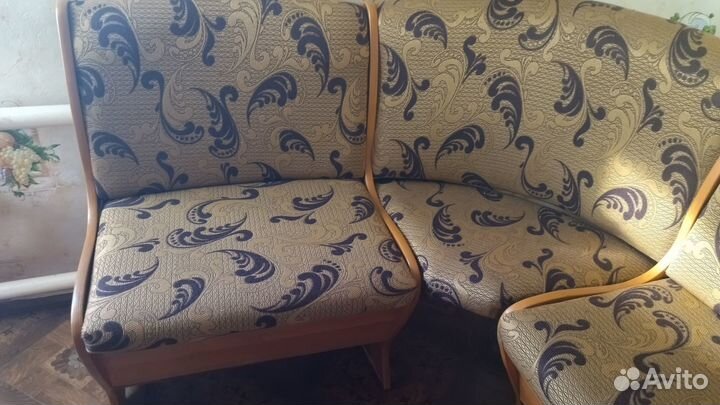 Кухонный угловой диван и табуретки