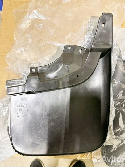 Брызговик передний левый Nissan NP300