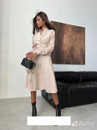 Платье с пуговицами миди