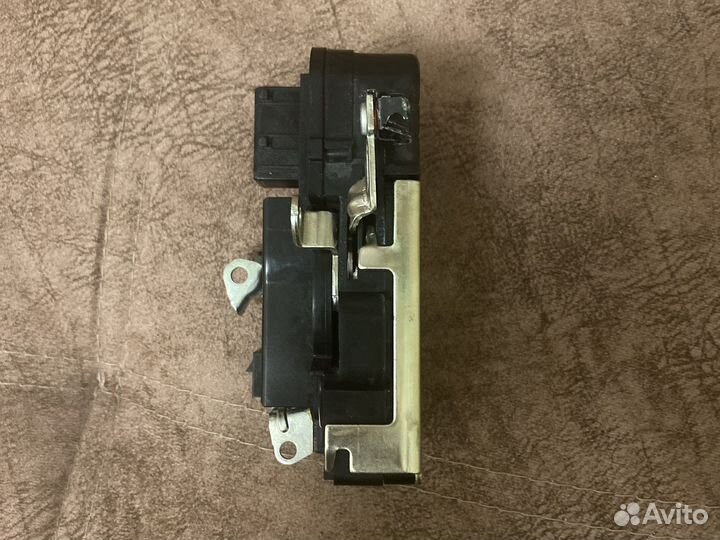 Замок передней левой двери ваз granta