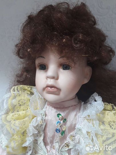 Кукла фарфоровая