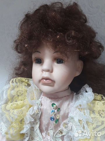 Кукла фарфоровая