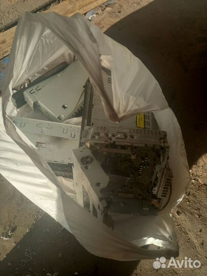 Старые сломанные магнитолы