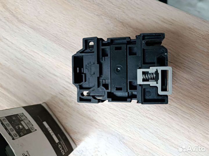 Контактор малогабаритный кмэ-3210 380 В