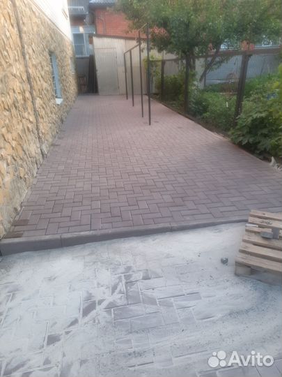 Укладка тротуарной плитки и сварочные работы