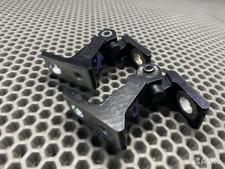 Петля двери задней левой Skoda Octavia A7