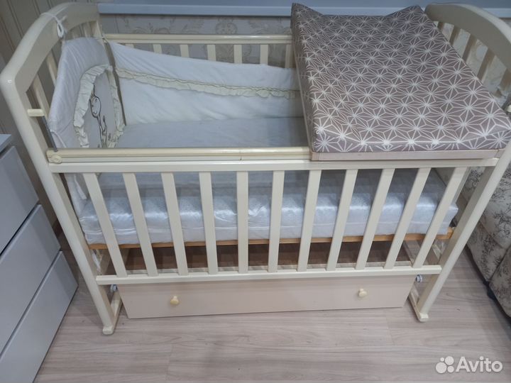 Детская кроватка с маятником и ящиком