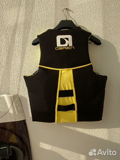 Спасательные жилеты для вейкборда, водных лыж