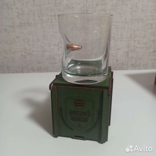 Графин с рюмками, стопки, колокольчик