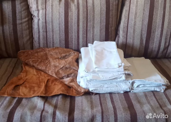 Постельное бельё белое, покрывало на диван