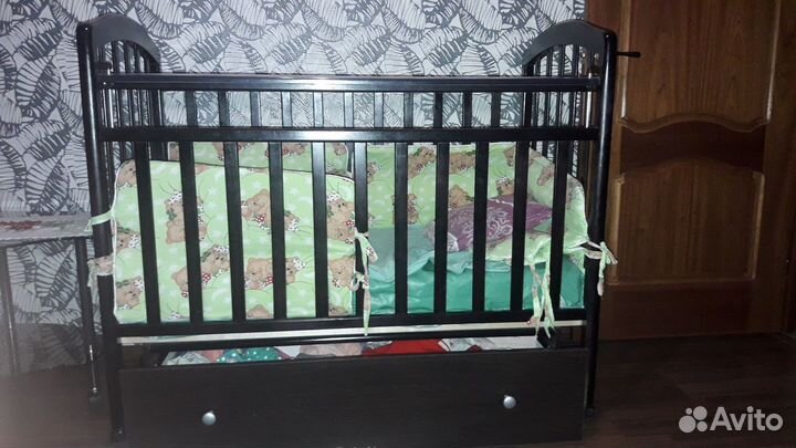 Детская кроватка с маятником и ящиком