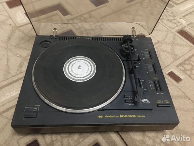 Проигрыватель винила и магнитофон