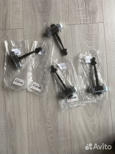 Ограничитель дверей на тойота Камри V70