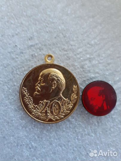 Значки с Лениным