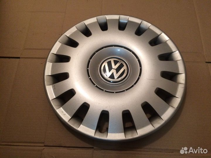 Колпак колеса VW Golf 1J0601147R