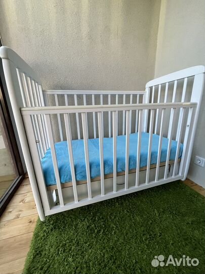 Детская кроватка с маятником и ящиком, цвет белый