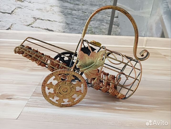 Декоративная подставка для бутылки вина