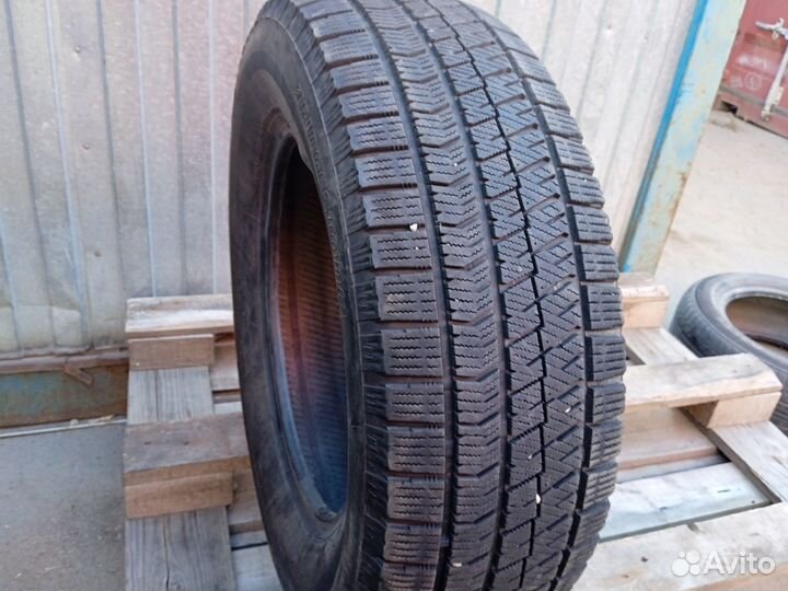 Bridgestone Blizzak VRX2 215/65 R16